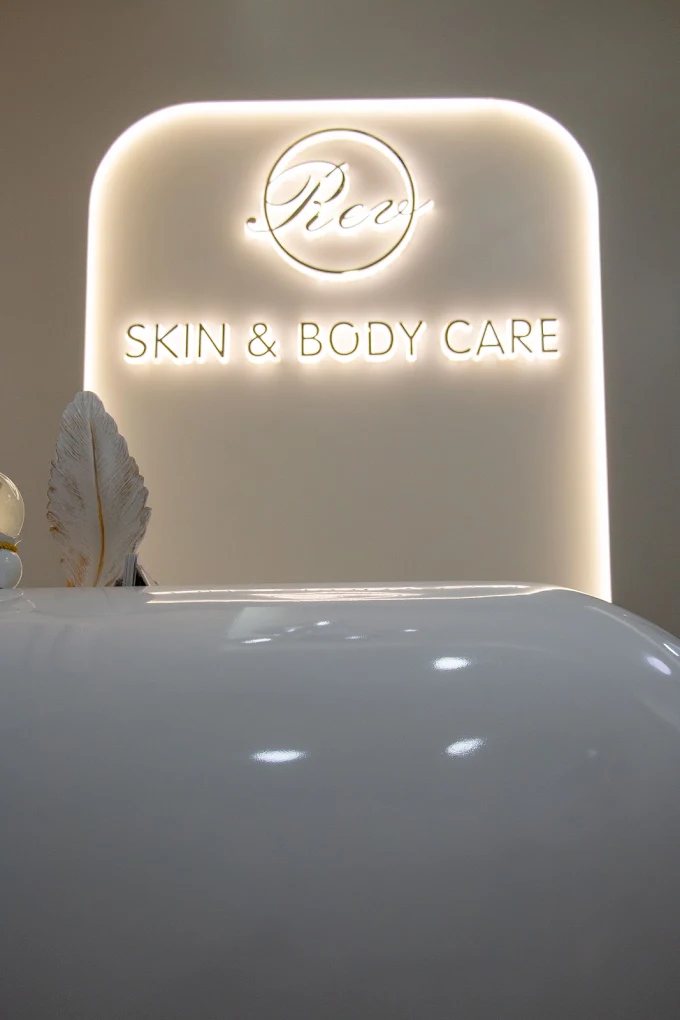 Reve reception with a warmly illuminated brand wall